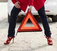 女人红色的三角形标志路