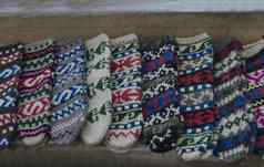 传统的保加利亚色彩鲜艳的羊毛长袜针织手