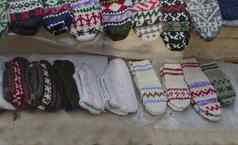 传统的保加利亚色彩鲜艳的羊毛毛线鞋长袜