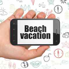 旅游概念手持有智能手机海滩假期显示