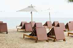 海滩椅子伞沙子海滩概念休息放松