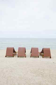 海滩椅子沙子海滩概念休息放松假期