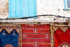 蓝色的窗口摩洛哥建设红色的地毯