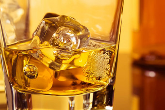 细节玻璃威士忌冰瓶表格反射温暖的大气