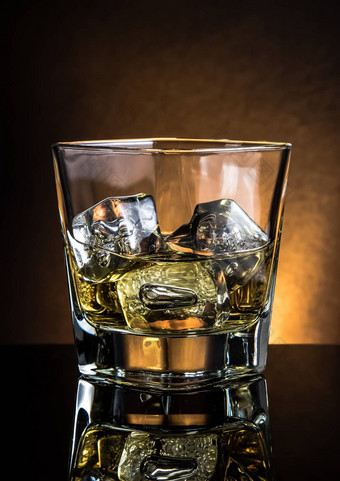 玻璃威士忌黑色的表格反射温暖的大气黑暗光