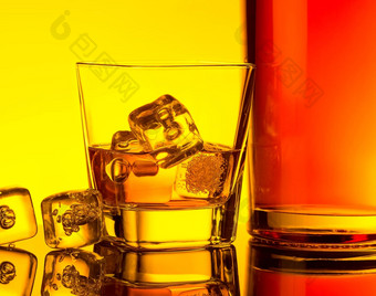 玻璃威士忌冰多维<strong>数据</strong>集瓶<strong>表格</strong>反射温暖的色彩大气