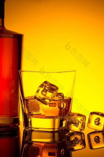 玻璃威士忌冰多维数据集瓶表格反射温暖的色彩大气