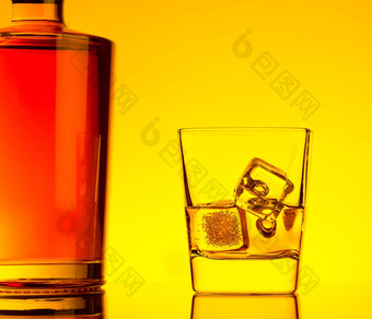 玻璃威士忌冰多维数据集瓶表格反射温暖的色彩<strong>大气</strong>