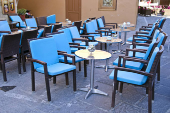 行蓝色的椅子金属表Caffe