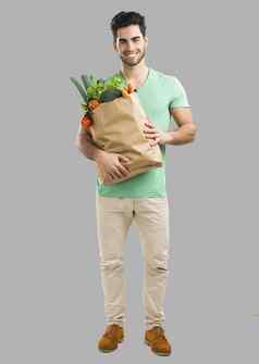 男人。携带袋完整的蔬菜
