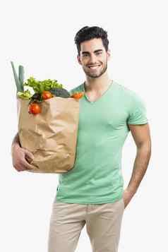 男人。携带袋完整的蔬菜