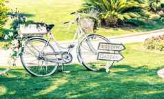 白色婚礼自行车绿色花园花