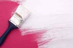 画笔白色油漆绘画粉红色的
