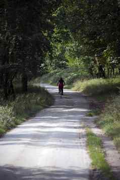 夫人骑自行车基拉尼的森林