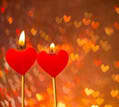 红色的心蜡烛温暖的心散景背景