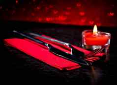 情人节一天表格设置刀叉红色的燃烧心形状的蜡烛