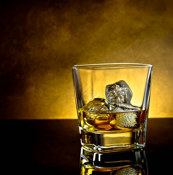 威士忌玻璃冰温暖的光<strong>黑色</strong>的表格温暖的<strong>大气</strong>