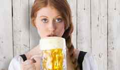复合图像啤酒节女孩喝壶啤酒
