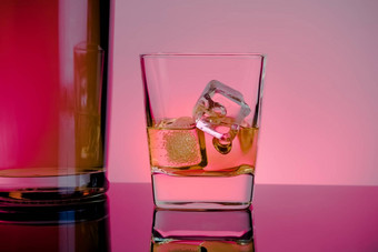 玻璃威士忌冰多维数据集瓶表格反射灯迪斯科<strong>大气</strong>