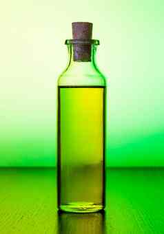 橄榄石油瓶绿色光色彩