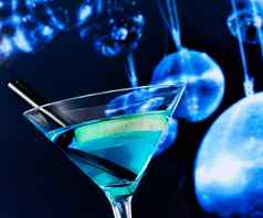 蓝色的鸡尾酒闪闪发光的迪斯科球背景迪斯科大气