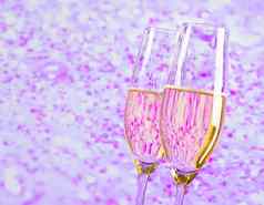 香槟长笛黄金泡沫模糊紫罗兰色的色彩光背景