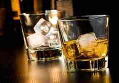 威士忌玻璃冰前面空威士忌玻璃