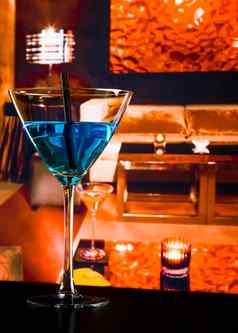 蓝色的鸡尾酒喝休息室酒吧表格