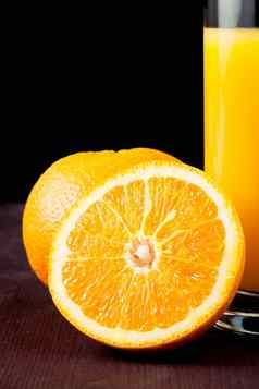 完整的玻璃橙色汁一半橙色空间文本