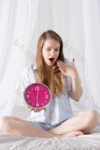 女孩大粉红色的时钟早....床上