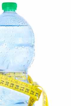 一半塑料瓶水滴测量磁带概念健身饮食
