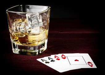 扑克玩卡片威士忌酒玻璃