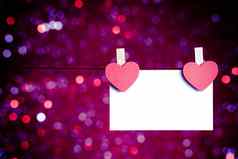 装饰红色的心问候卡挂蓝色的紫罗兰色的光散景背景概念情人节一天