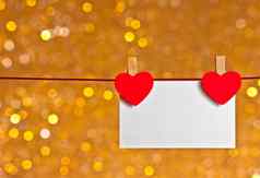 装饰红色的心问候卡挂金光散景背景概念情人节一天