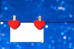 装饰红色的心问候卡挂蓝色的光散景背景概念情人节一天