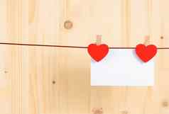 装饰红色的心问候卡挂木背景概念情人节一天