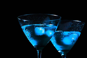 细节眼镜新鲜的蓝色的鸡尾酒冰黑色的背景