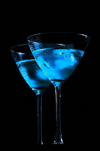 眼镜新鲜的蓝色的鸡尾酒冰黑色的背景