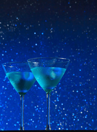 视图眼镜新鲜的蓝色的鸡尾酒冰