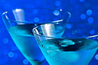 一对眼镜新鲜的蓝色的鸡尾酒冰