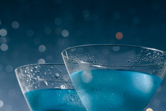 眼镜新鲜的蓝色的鸡尾酒冰
