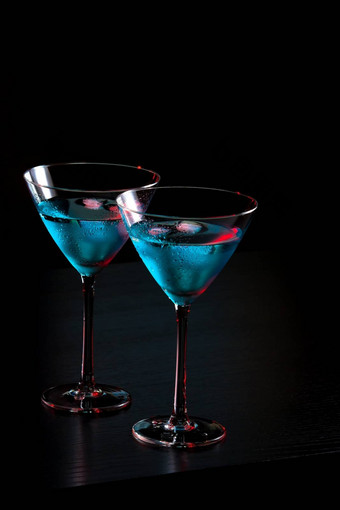 眼镜新鲜的蓝色的鸡尾酒冰酒吧表格