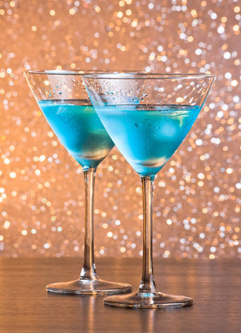眼镜新鲜的蓝色的鸡尾酒冰酒吧表格