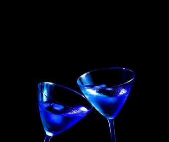 眼镜新鲜的蓝色的鸡尾酒冰使干杯