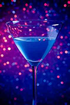 玻璃蓝色的鸡尾酒蓝色的紫罗兰色的色彩光背景