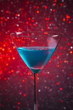 玻璃蓝色的鸡尾酒红色的色彩光背景