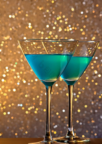 一对眼镜蓝色的鸡尾酒酒吧表格