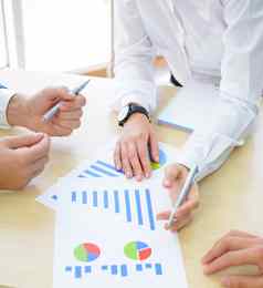 业务人分析金融结果图表格现代办公室团队工作概念