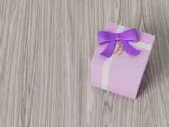 粉红色的礼物盒子紫色的丝带弓
