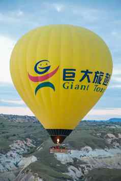 黄色的热空气气球飞行